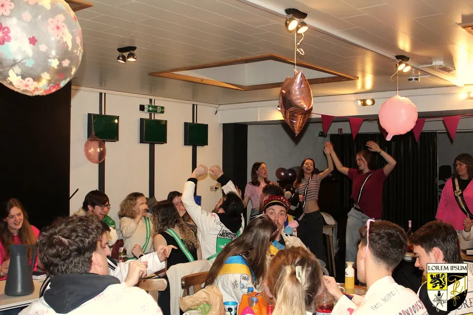 Feestelijke clubavond met ballonnen en studenten aan tafel