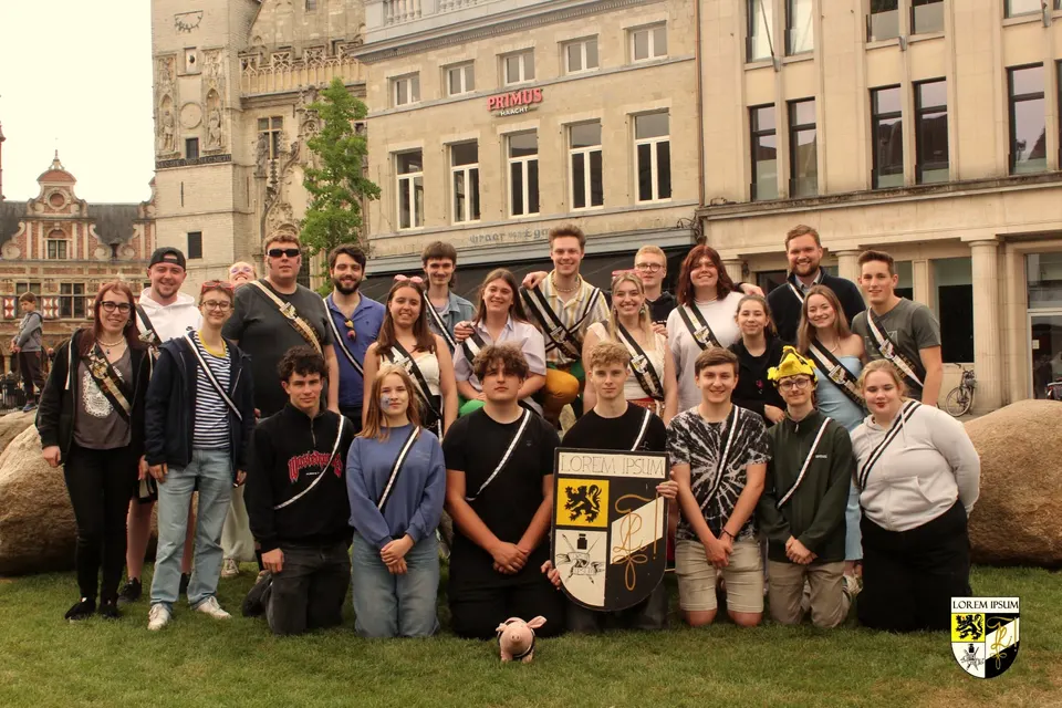 Groepsfoto van de club op de Grote Markt van Aalst